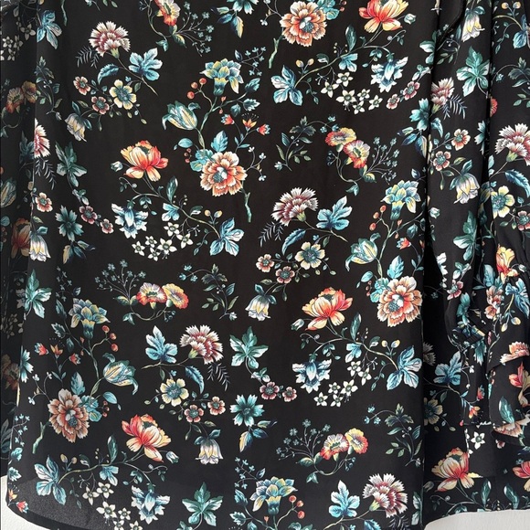 GORGEOUS! Black floral blouse with ruffle details and 3/4 length sleeves - Picture 4 of 12